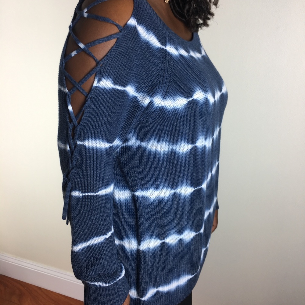 **SOLD** TORRID Cut-Out Cold Shoulder - Picture 1 of 8